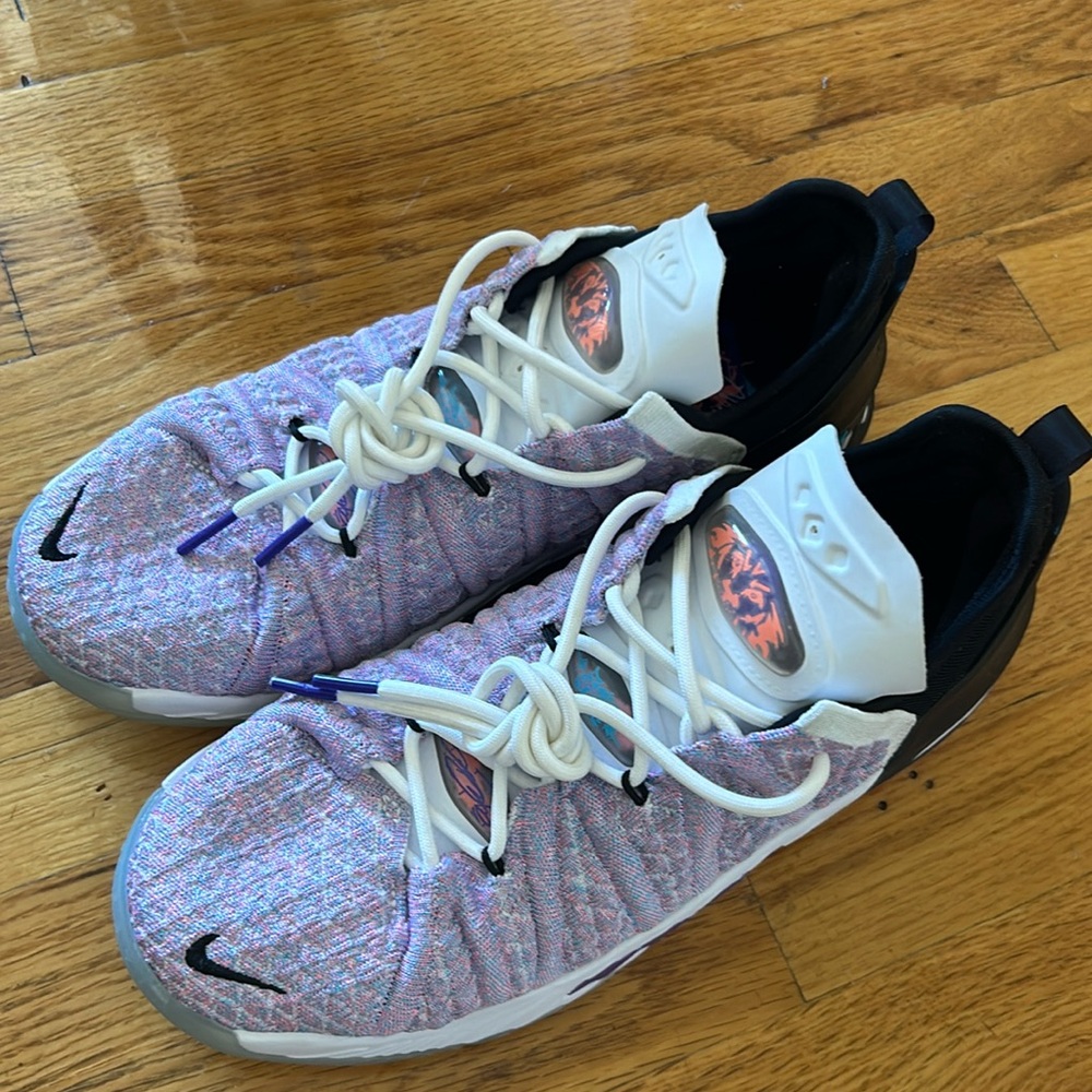 New never worn NIKE LEBRON XVIII 18 ‘Graffiti’ GS Basketball sneakers Sz 6.5Y